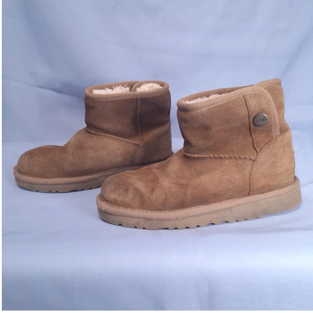 UGG Jona Chestnut Suede Shearling Mini Boots Side‎ Snap Button Youth Sz 2 --Read